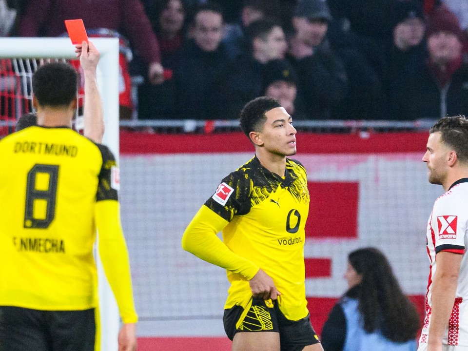 Jobe Bellingham z Borussie Dortmund dostáva červenú kartu. 