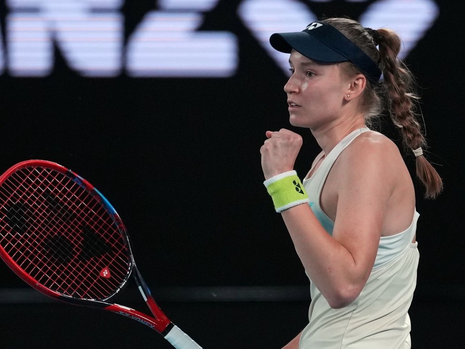 Kazašská tenistka Jelena Rybakinová reaguje po bodovom zisku v zápase proti Bieloruske Aryne Sabalenkovej vo finále Australian Open.