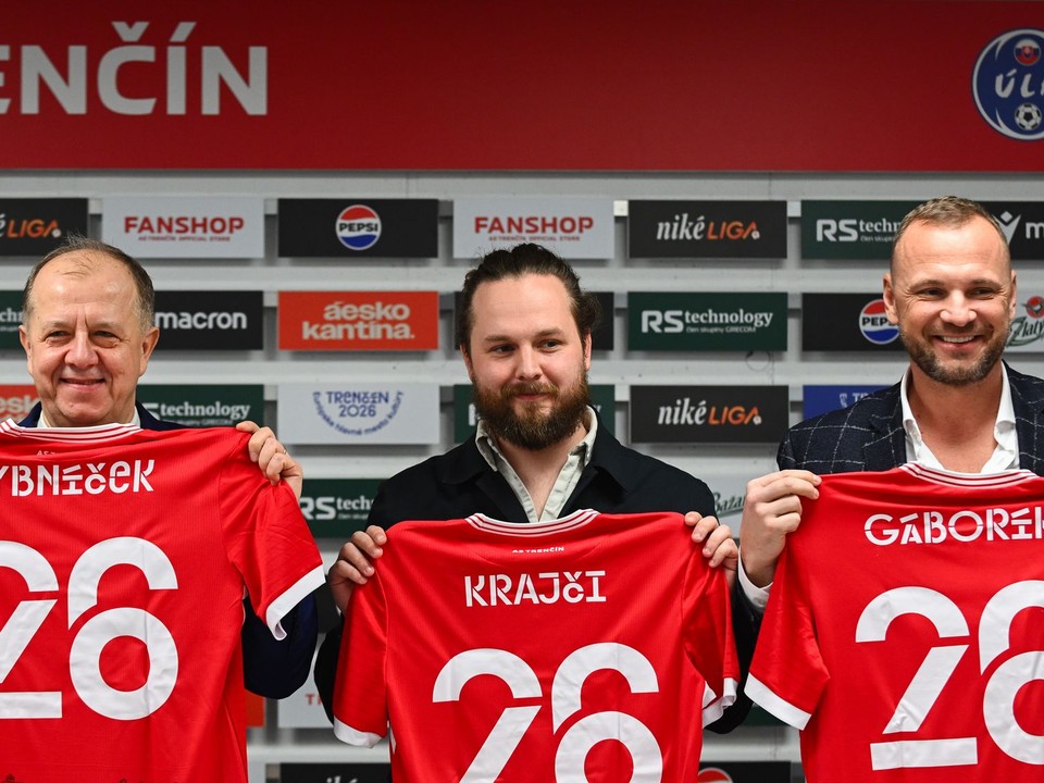 Zľava Richard Rybníček a Marián Gáborík počas tlačovej konferencie s predstavením novej sady dresov klubu.