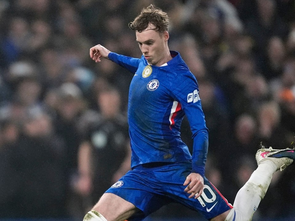 Cole Palmer skóruje z pokutového kopu v zápase s Leedsom United.