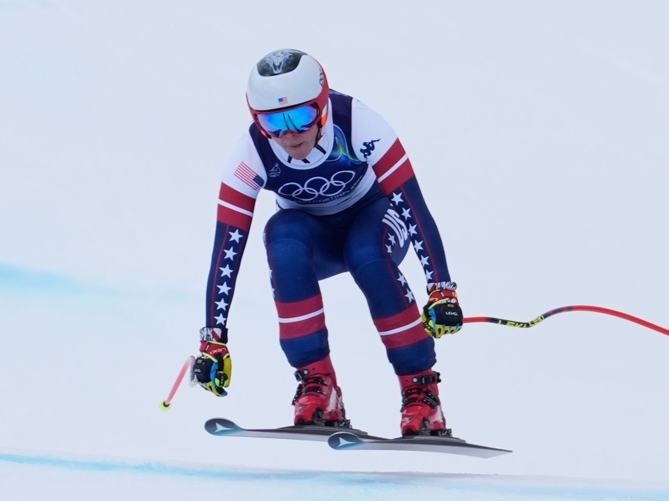 Americká lyžiarka Breezy Johnsonová v zjazde tímovej kombinácie žien v alpskom lyžovaní počas zimných olympijských hier 2026.
