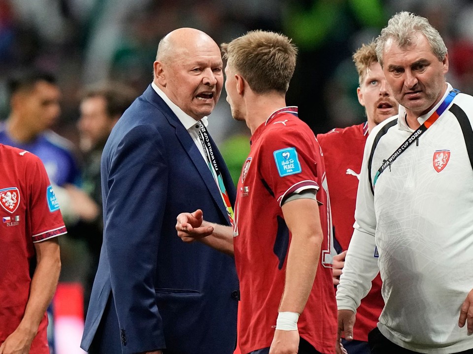 Tréner Česka Miroslav Koubek (druhý zľava) a hráč Česka Lukáš Červ diskutujú počas hydratačnej prestávky počas zápasu základnej A-skupiny Česko - Mexiko.