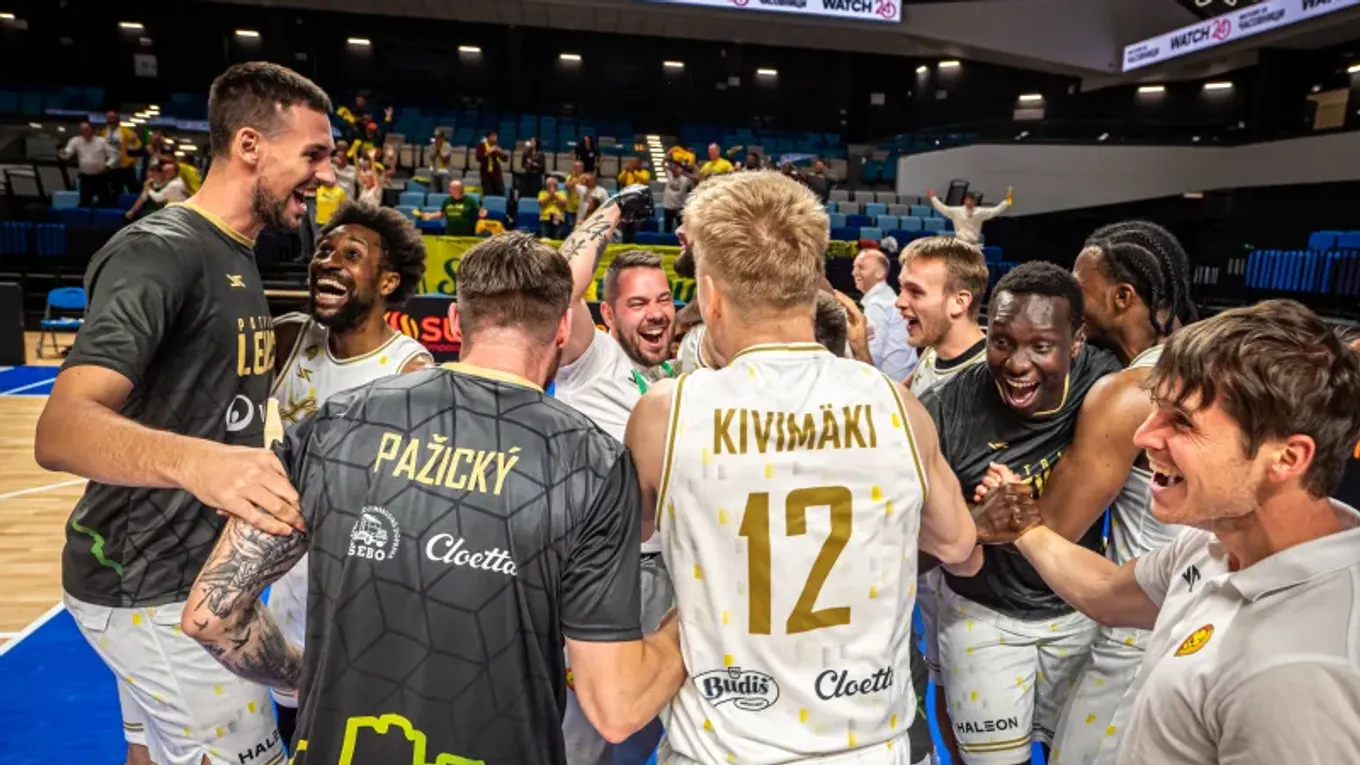 Patrioti Levice oslavujú postup do Ligy majstrov.