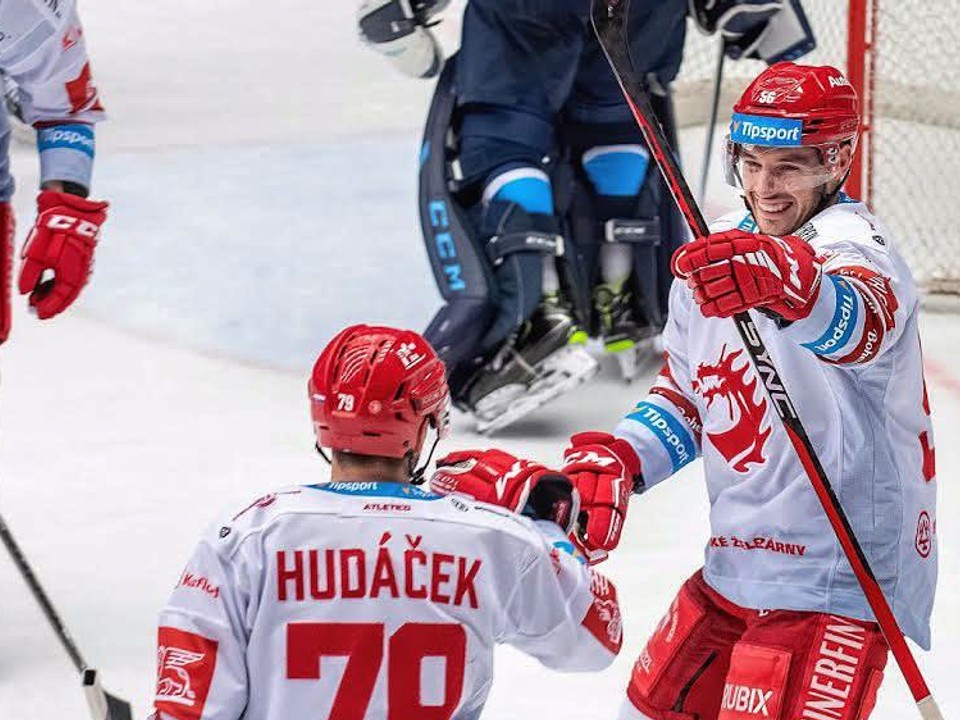 Libor Hudáček a Marko Daňo (vpravo) sa tešia z gólu. 