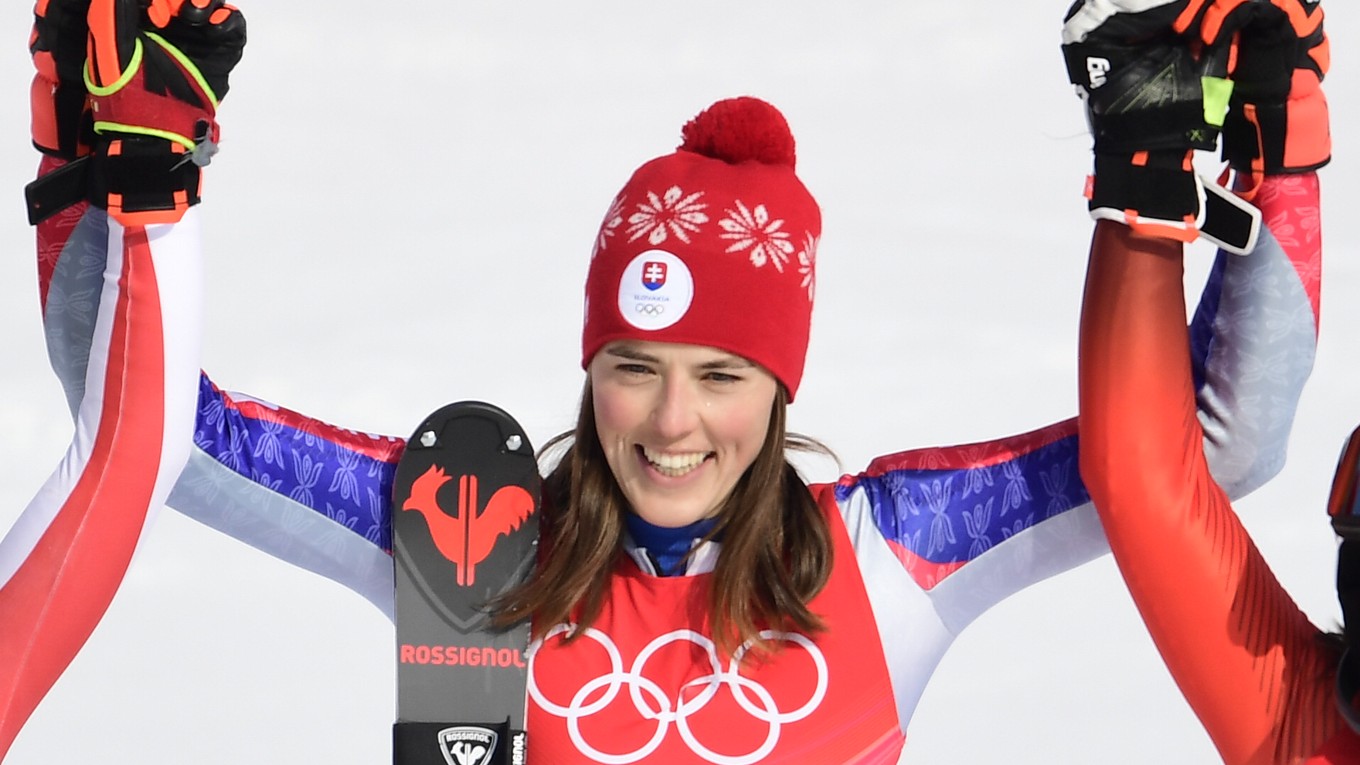 Petra Vlhová sa teší po zisku zlatej olympijskej medaily v slalome v Pekingu 2022.