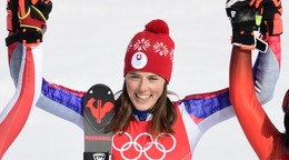 Petra Vlhová sa teší po zisku zlatej olympijskej medaily v slalome v Pekingu 2022.