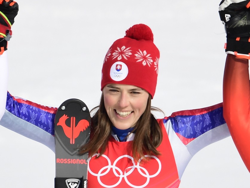 Petra Vlhová sa teší po zisku zlatej olympijskej medaily v slalome v Pekingu 2022.