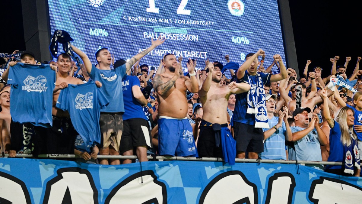 Fanúšikovia ŠK Slovan Bratislava sa tešia z víťazstva.