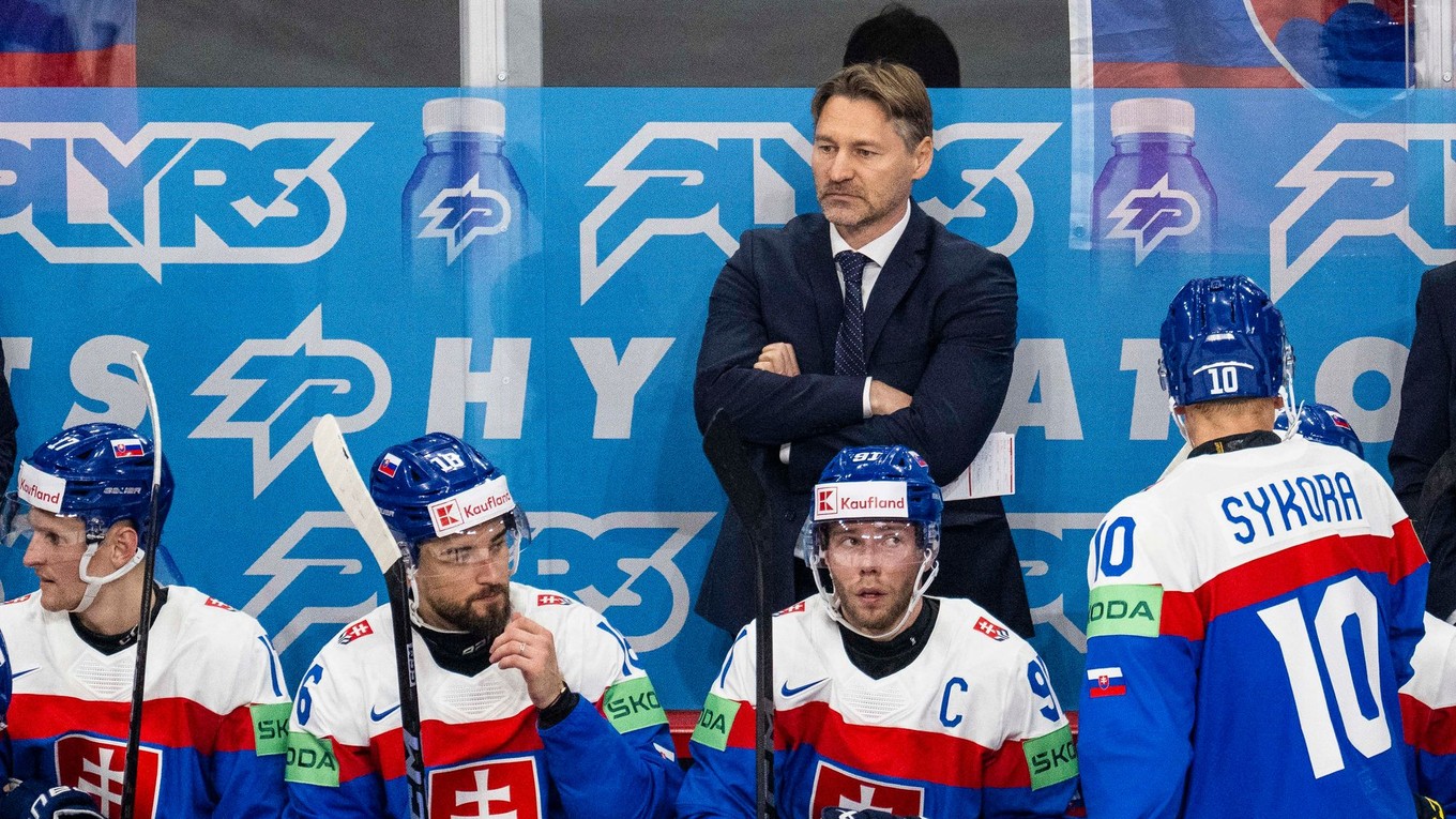 Tréner Vladimír Országh na lavičke Slovenska v zápase proti Švédsku v skupine A na MS v hokeji 2025.