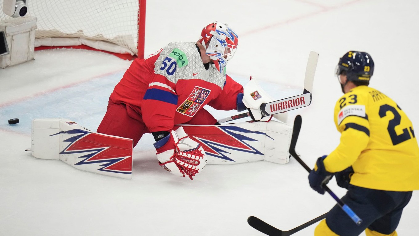 Švédsky hokejista Lucas Raymond prekonáva Karla Vejmelku vo štvrťfinále MS 2025.