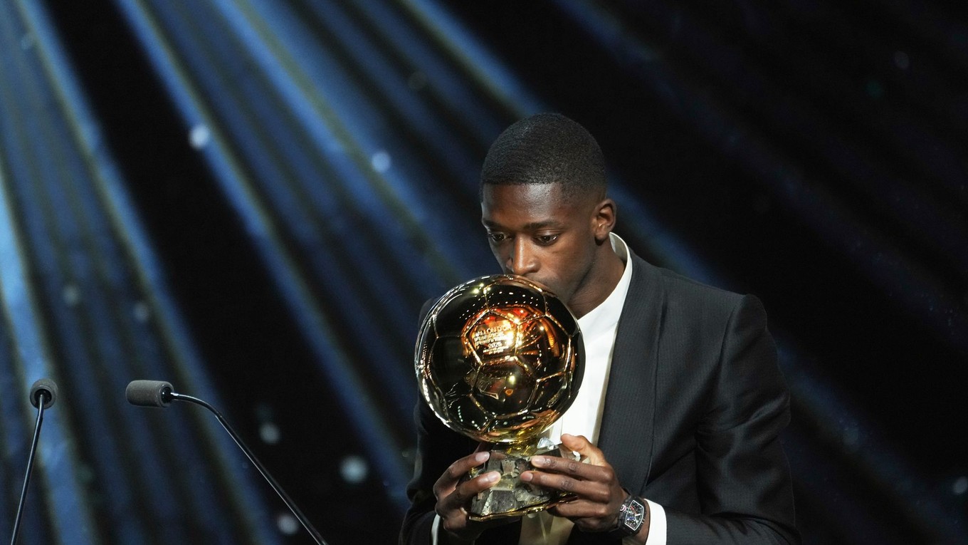 Francúzsky futbalista Ousmane Dembélé z PSG získal Zlatú loptu počas 69. slávnostného odovzdávania cien Ballon d'Or.
