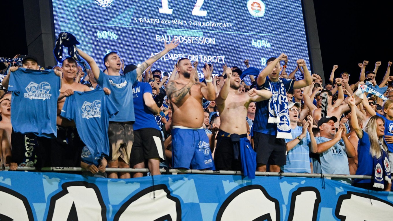 Fanúšikovia ŠK Slovan Bratislava sa tešia z víťazstva.