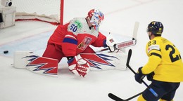 Švédsky hokejista Lucas Raymond prekonáva Karla Vejmelku vo štvrťfinále MS 2025.