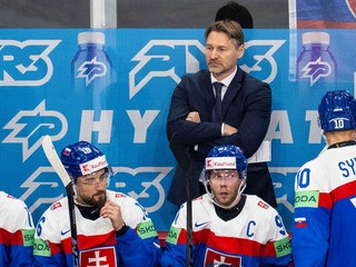 Tréner Vladimír Országh na lavičke Slovenska v zápase proti Švédsku v skupine A na MS v hokeji 2025.