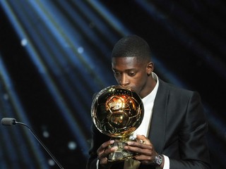 Francúzsky futbalista Ousmane Dembélé z PSG získal Zlatú loptu počas 69. slávnostného odovzdávania cien Ballon d'Or.