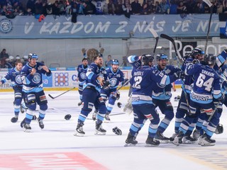 Hokejisti HK Nitra oslavujú víťazstvo v siedmom zápase finále proti HC Slovan Bratislava a zisk majstrovského titulu.
