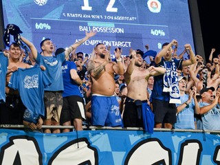 Fanúšikovia ŠK Slovan Bratislava sa tešia z víťazstva.