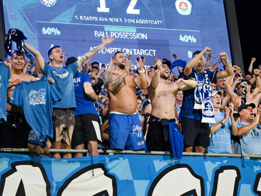 Fanúšikovia ŠK Slovan Bratislava sa tešia z víťazstva.