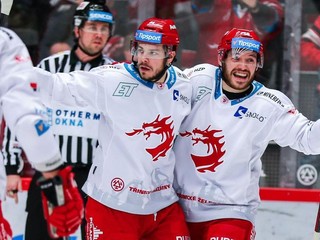 Marko Daňo (vpravo) sa teší z gólu so svojimi spoluhráčmi z Třinca. 