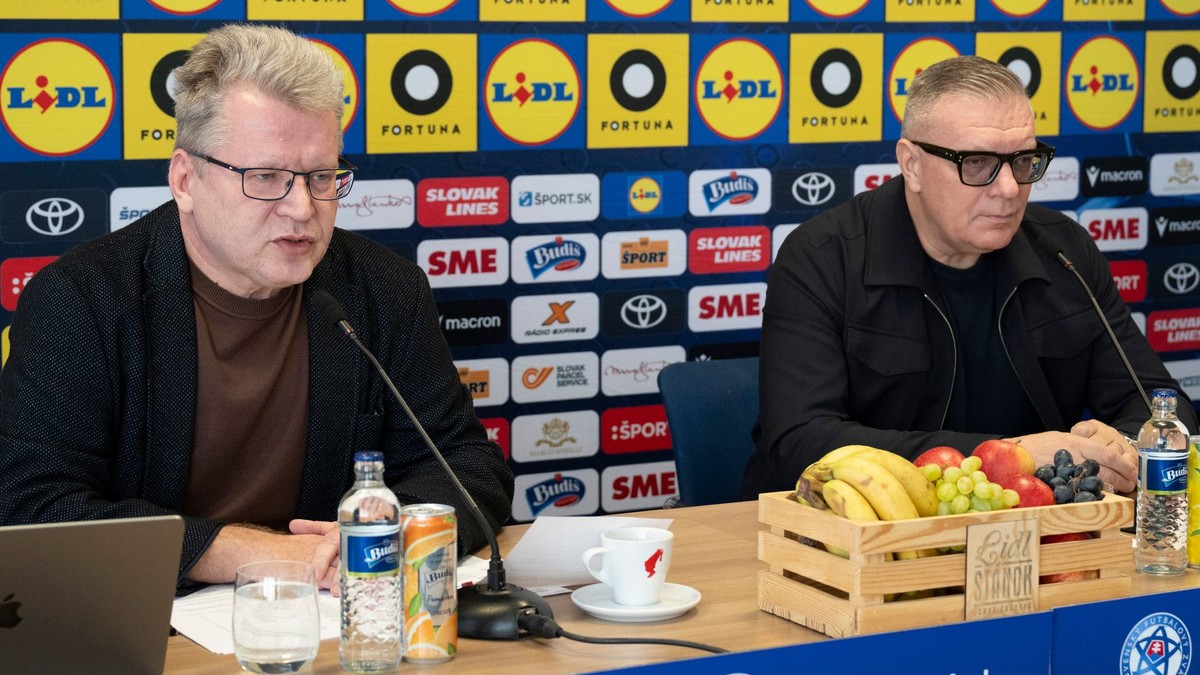 Na snímke zľava hovorca SFZ Juraj Čurný a prezident SFZ Ján Kováčik.