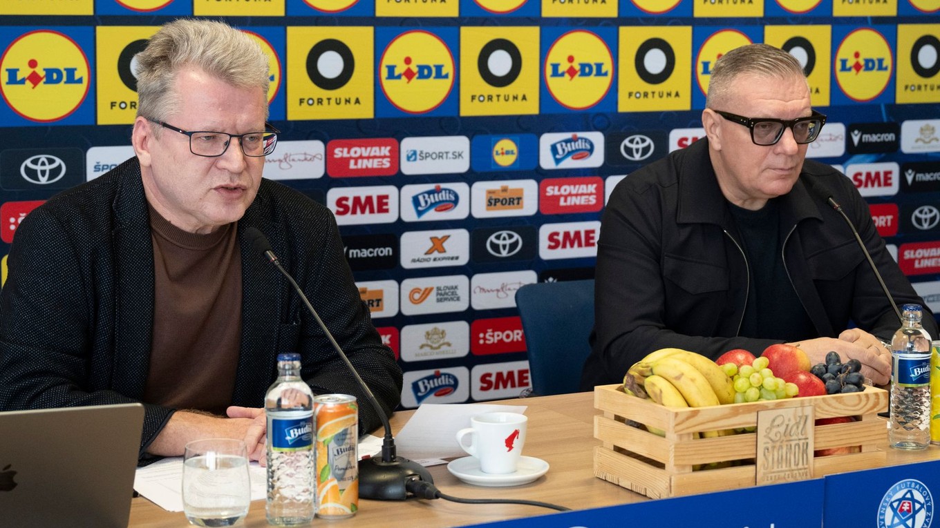 Na snímke zľava hovorca SFZ Juraj Čurný a prezident SFZ Ján Kováčik.