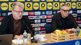 Na snímke zľava hovorca SFZ Juraj Čurný a prezident SFZ Ján Kováčik.
