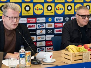 Na snímke zľava hovorca SFZ Juraj Čurný a prezident SFZ Ján Kováčik.