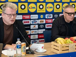 Na snímke zľava hovorca SFZ Juraj Čurný a prezident SFZ Ján Kováčik.