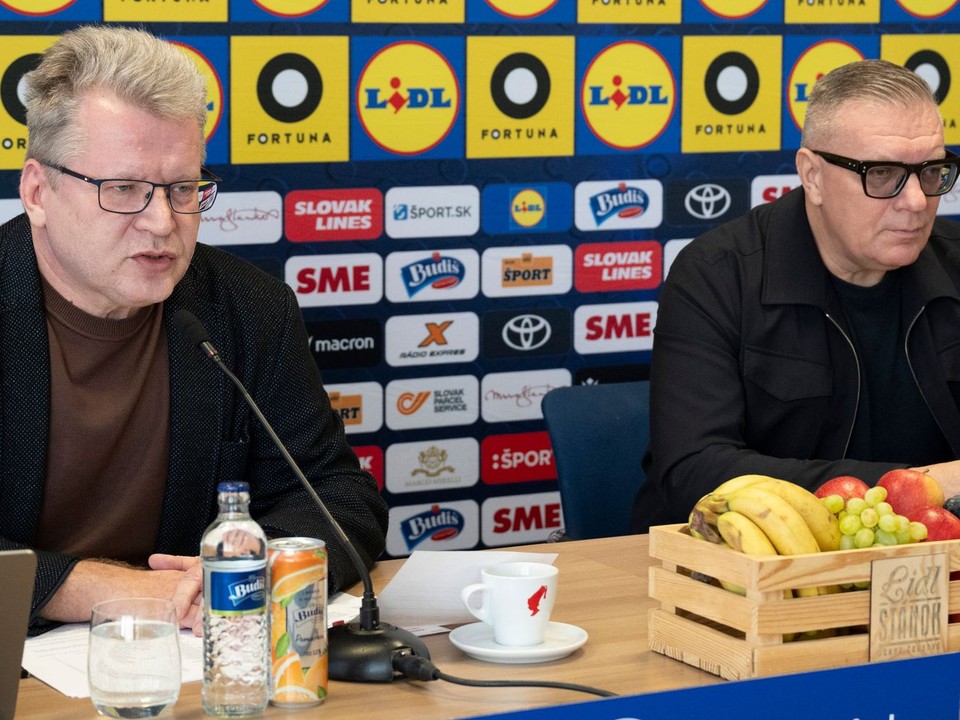Na snímke zľava hovorca SFZ Juraj Čurný a prezident SFZ Ján Kováčik.