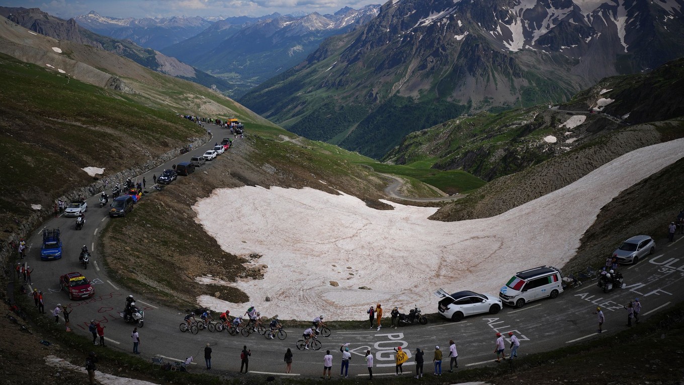 Cyklisti počas výstupu na  legendárny priesmyk Col du Galibier na Tour de France 2024.