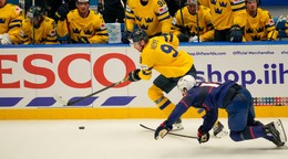 Adrian Kempe a Matt Boldy v zápase Švédsko - USA na MS v hokeji 2024. 