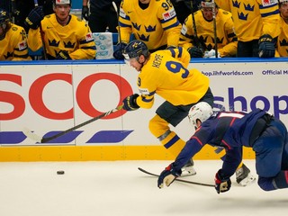 Adrian Kempe a Matt Boldy v zápase Švédsko - USA na MS v hokeji 2024. 