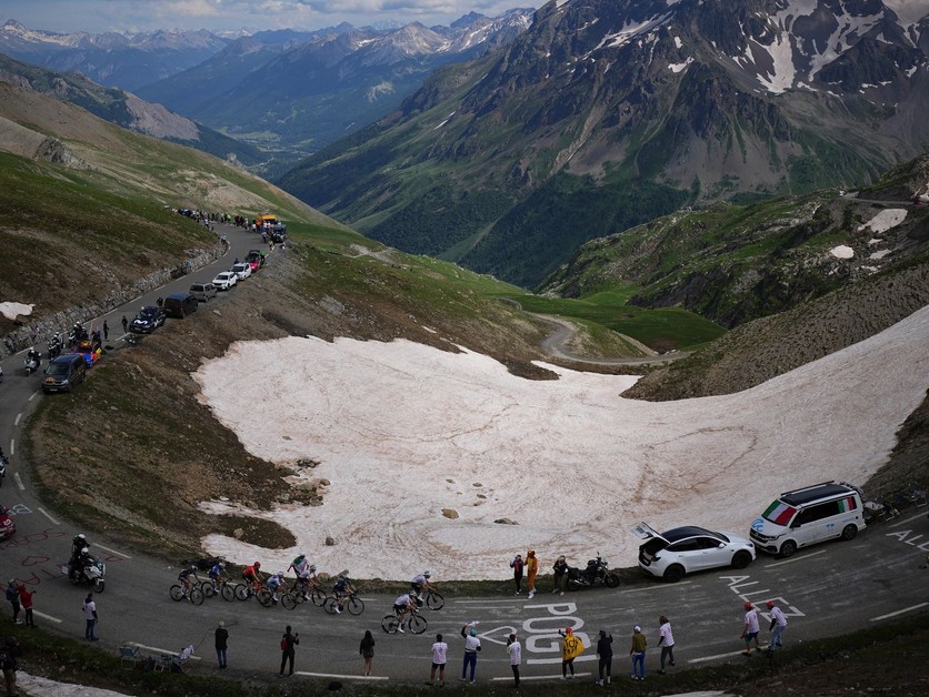 Cyklisti počas výstupu na  legendárny priesmyk Col du Galibier na Tour de France 2024.