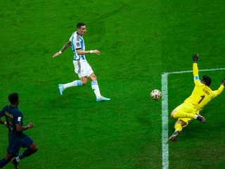 Ángel di María strieľa gól vo finále MS vo futbale 2022.