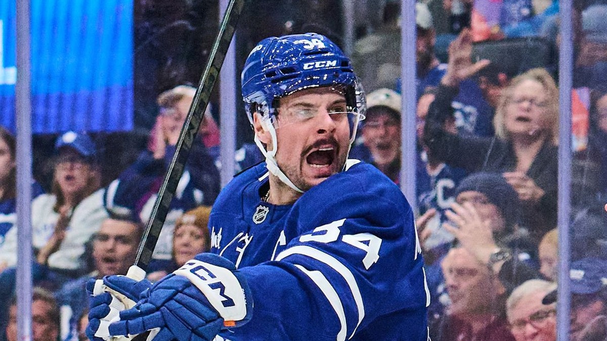 Auston Matthews v hádke s hlavným rozhodcom v zápase proti Carolina Hurricanes.