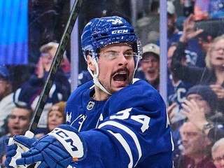 Auston Matthews v hádke s hlavným rozhodcom v zápase proti Carolina Hurricanes.