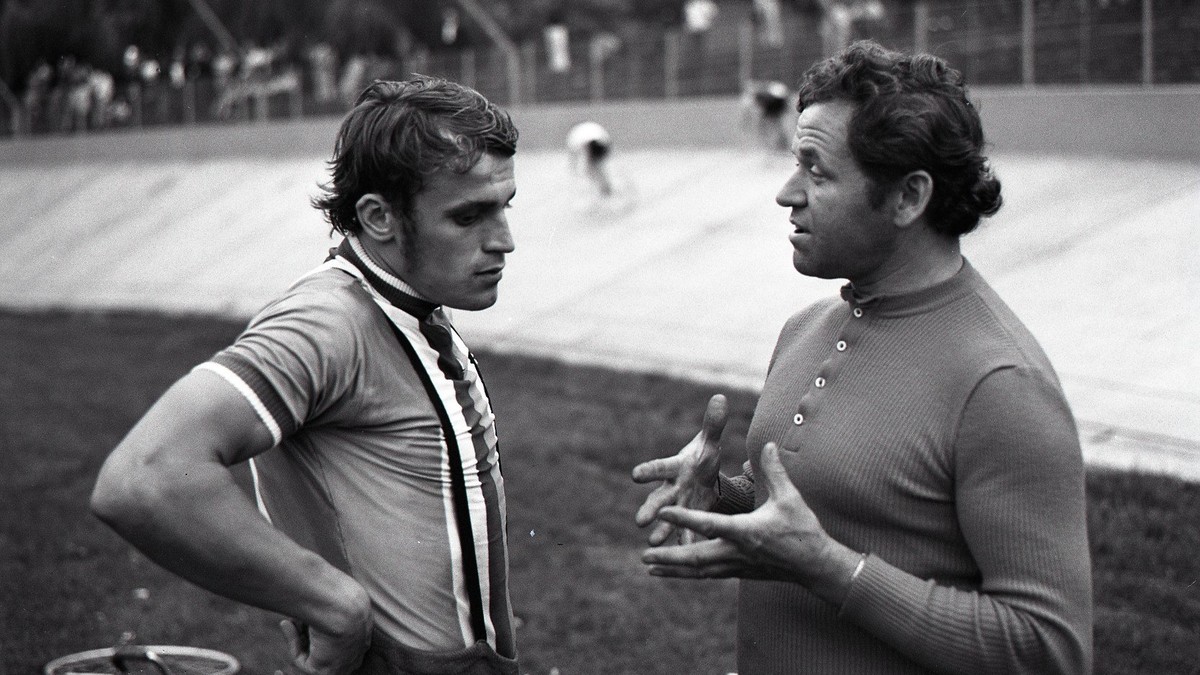 Anton Tkáč v rozhovore s trénerom čs. dráharov L. Puklickým na majstrovstvách ČSSR 1972 v Bratislave.