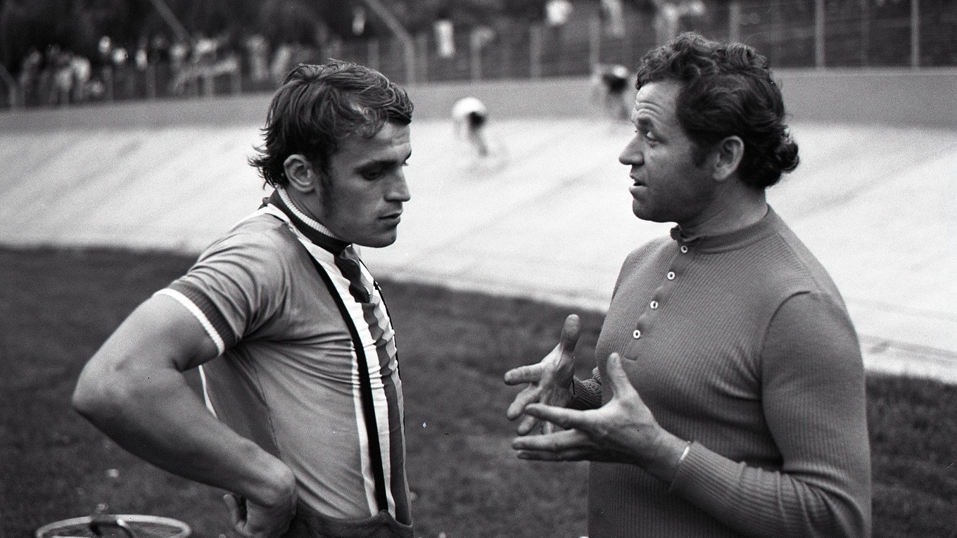 Anton Tkáč v rozhovore s trénerom čs. dráharov L. Puklickým na majstrovstvách ČSSR 1972 v Bratislave.