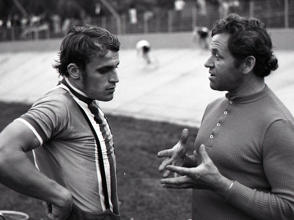 Anton Tkáč v rozhovore s trénerom čs. dráharov L. Puklickým na majstrovstvách ČSSR 1972 v Bratislave.