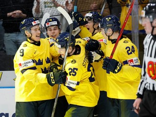 Švédski hokejisti sa radujú z gólu na MS v hokeji do 20 rokov 2024.