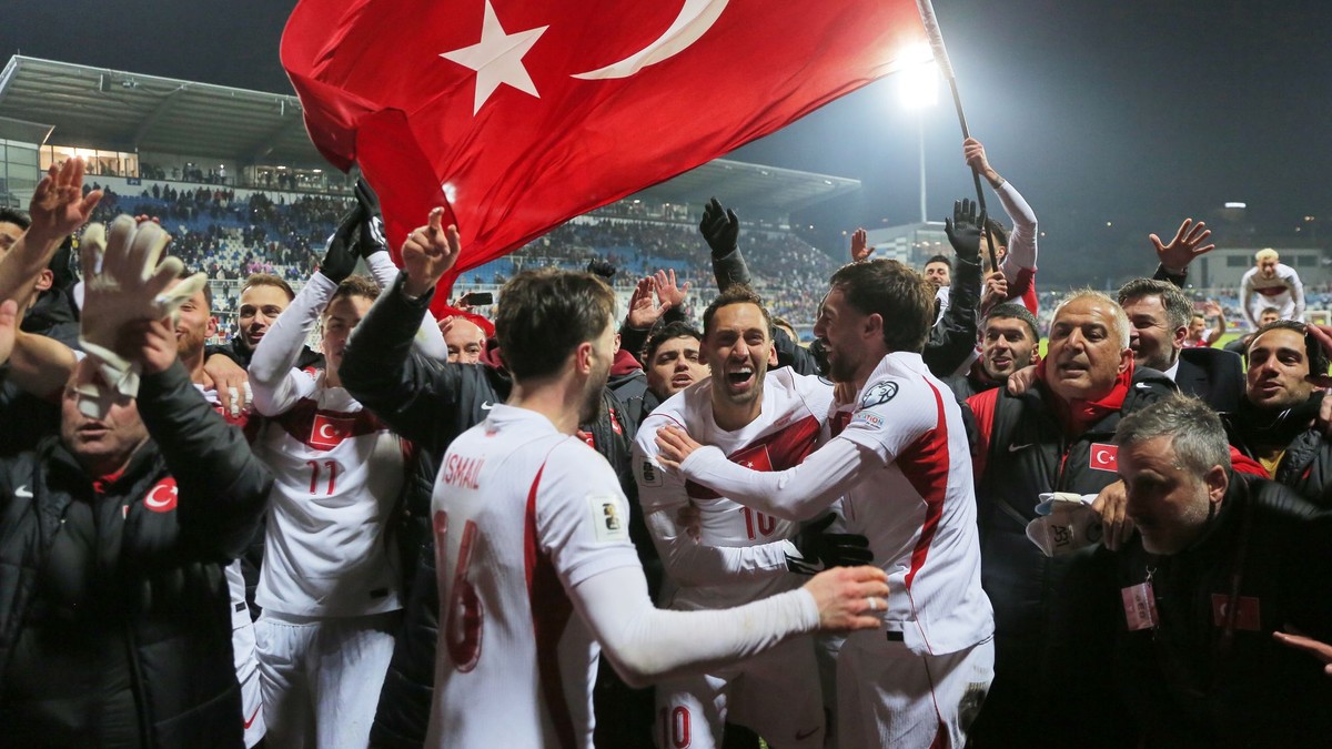 Tureckí futbalisti oslavujú postup.