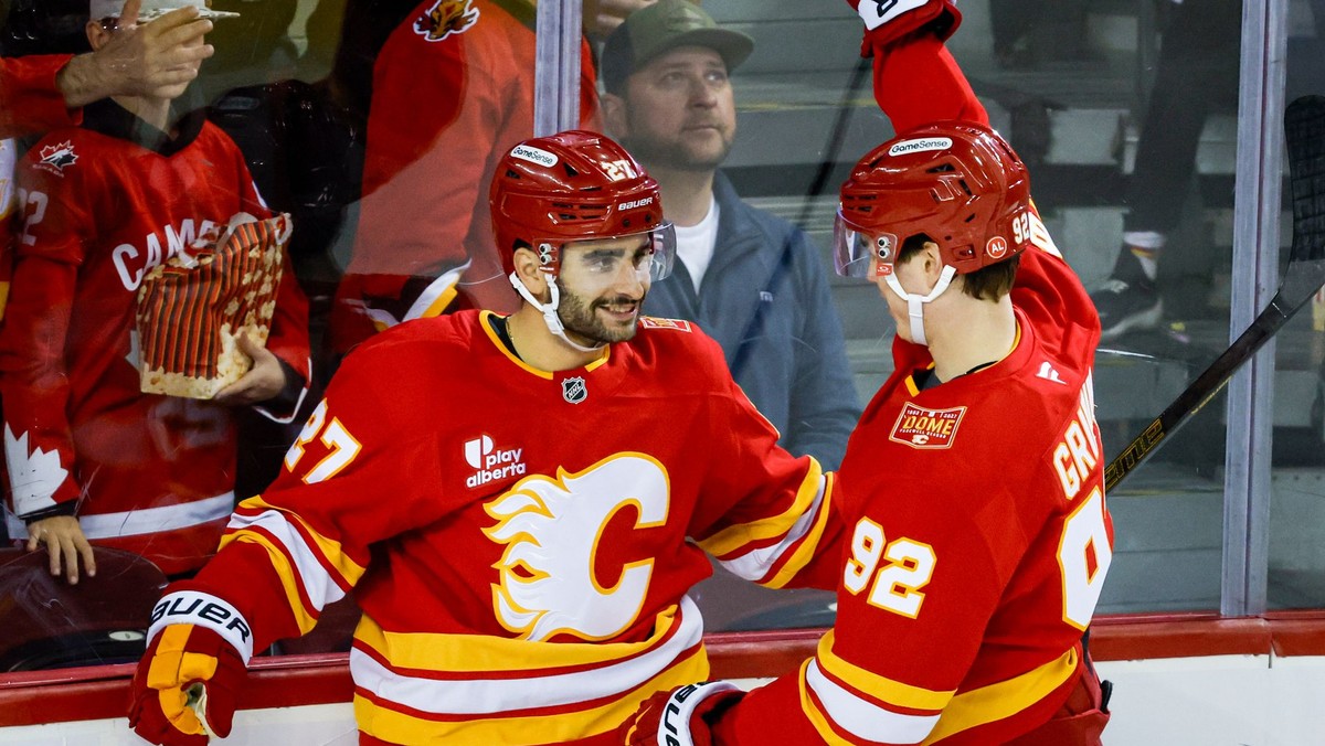 Hráči Calgary Flames Matt Coronato a Matvei Gridin oslavujú gól.