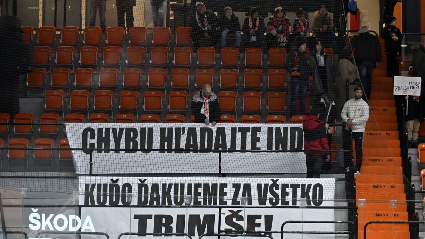 Prázdny sektor fanklubu Michaloviec s transparentom na protest proti odvolaniu trénera Petra Kúdelku