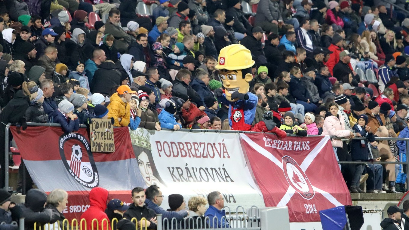 Na snímke maskot a fanúšikovia Podbrezovej.