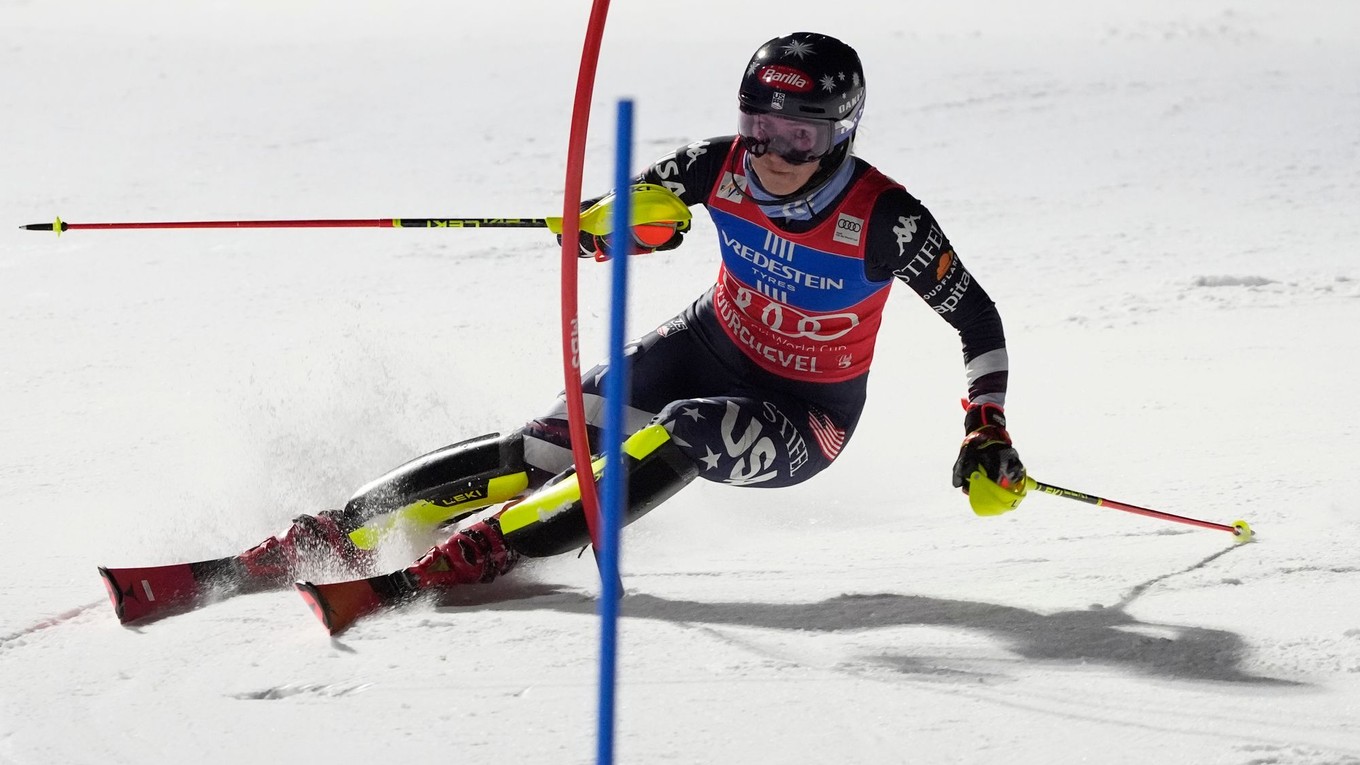 Mikaela Shiffrinová počas slalomu v Courcheveli.