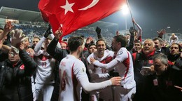 Tureckí futbalisti oslavujú postup.