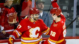 Hráči Calgary Flames Matt Coronato a Matvei Gridin oslavujú gól.