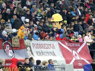 Na snímke maskot a fanúšikovia Podbrezovej.