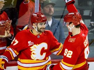 Hráči Calgary Flames Matt Coronato a Matvei Gridin oslavujú gól.
