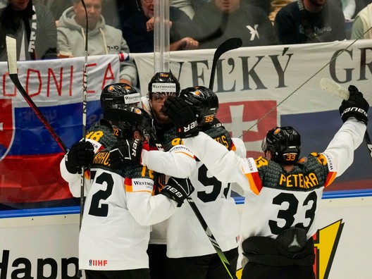 Hokejisti Nemecka sa tešia po strelení gólu na 2:3 v zápase základnej B-skupiny Slovensko - Nemecko. 